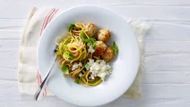 Squashspaghetti med kødboller og citronhytteost