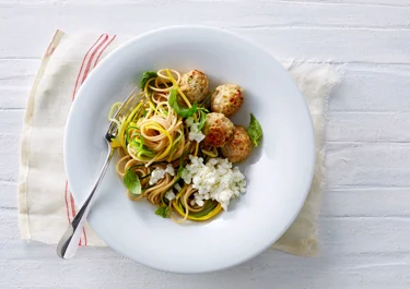 Squashspaghetti med kødboller og citronhytteost