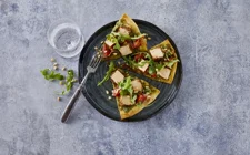 Pesto pizza med tomat og basilikum flødeost