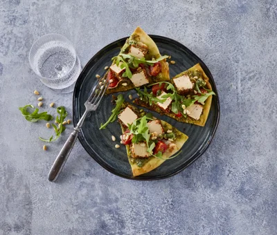 Pesto pizza med tomat og basilikum flødeost