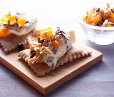 Compote de chocolat, d’abricots et de noix pour le fromage