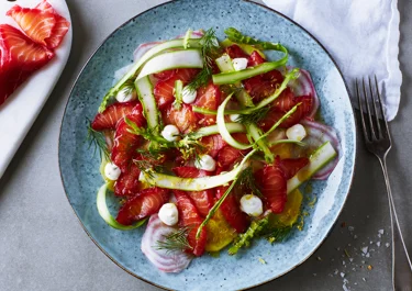 Rödbetsgravad lax med vispad citronkräm