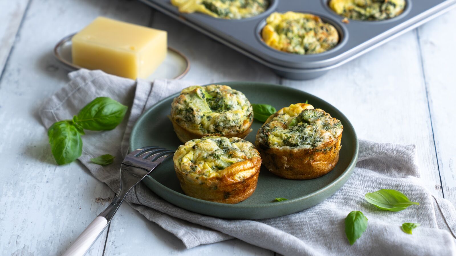 Äggmuffins med broccoli och ost