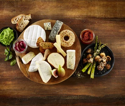 Grillede asparges med revet cheddar