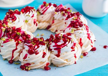 Πάβλοβα με ρόδι και φιστίκια