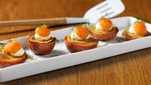 Ugnsbakad lök med löjrom och crème fraiche