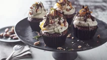 Winterliche Schokoladen-Cupcakes mit Topping