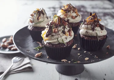 Winterliche Schokoladen-Cupcakes mit Topping