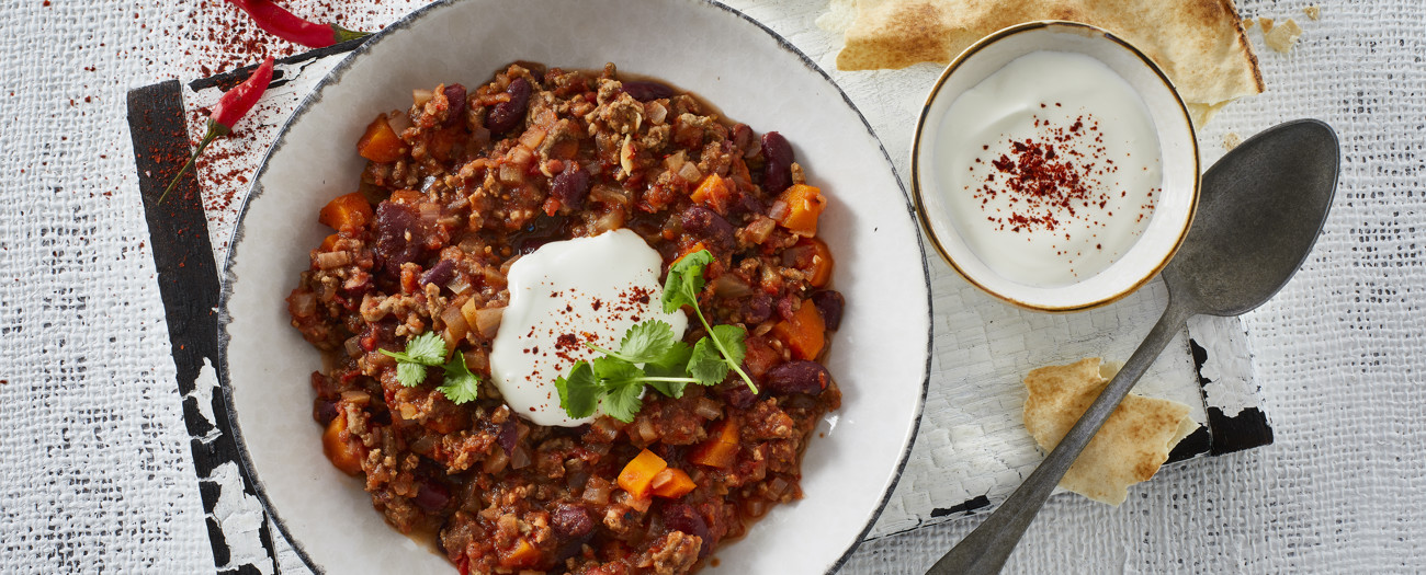 Chili con carne med oksekød, bønner og cremefraiche-image
