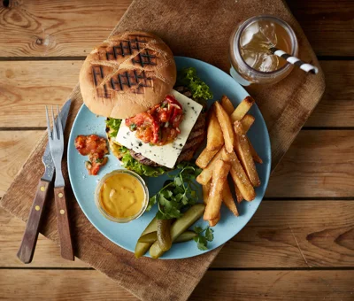 Burger med blåskimmelost, brændte løg og sennepssauce