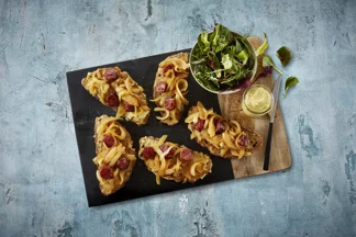 French toast af rodfrugter, stegte løg og gode pølser