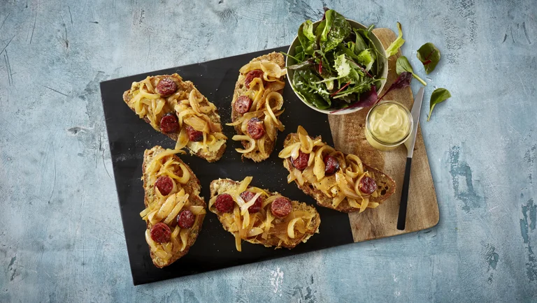 French toast af rodfrugter, stegte løg og gode pølser