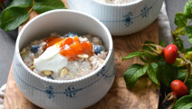 Rå grød med skyr, rugflager og frugt