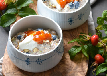 Rå grød med skyr, rugflager og frugt