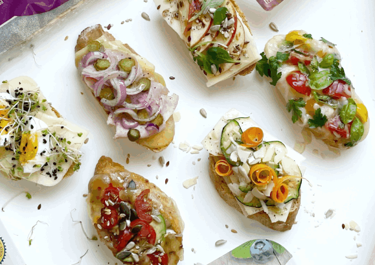 Tabla de tostas con variedad de quesos Arla