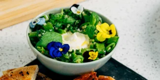 Ricottaa ja herne-minttusalaattia