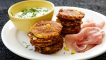 Majs-klatkager med skinke og purløgsdressing