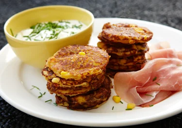 Majs-klatkager med skinke og purløgsdressing