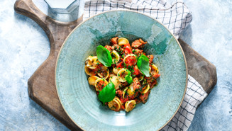 Pasta med salsiccia, färsk tomat och salvia