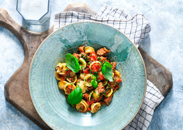 Pasta med salsiccia, färsk tomat och salvia