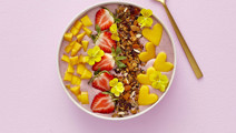 Acai bowl med mango, jordbær og granola