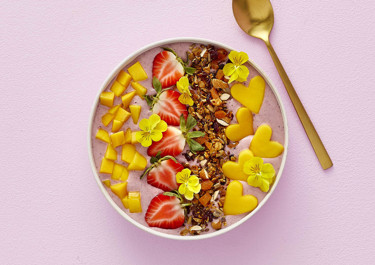 Acai bowl med mango, jordbær og granola