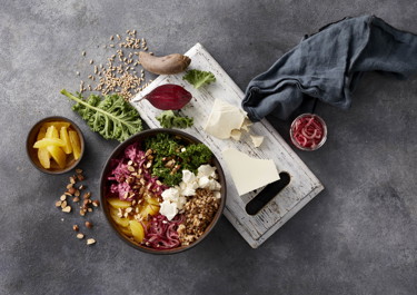 Bowl med grønkål, rødbedecreme og salatost