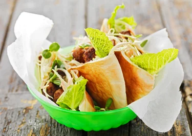 Pitabröd med cole slaw och köttbullar