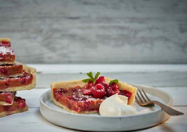 Kinuskinen puolukkapiirakka