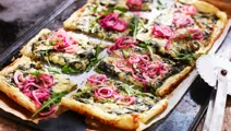Smördegspizza med spenat och picklad rödlök