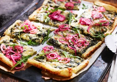 Smördegspizza med spenat och picklad rödlök