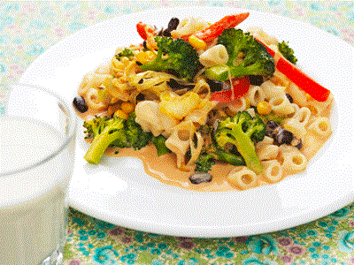 Heta grönsaksmakaroner med svarta bönor