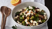 Varm sallad med vitost och brysselkål