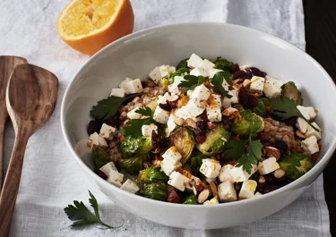 Varm sallad med vitost och brysselkål