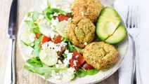 Zucchini-Couscous-Laibchen mit Salat