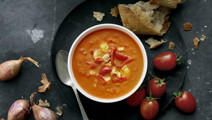 Tomatsuppe med kylling og grillet peberfrugt
