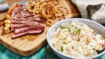 Biff med krämig potatissallad och friterad lök