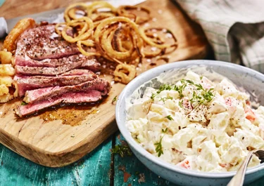 Biff med krämig potatissallad och friterad lök