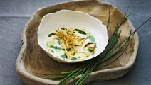Svartrotssoppa med gräslöksolja