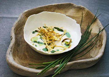 Svartrotssoppa med gräslöksolja