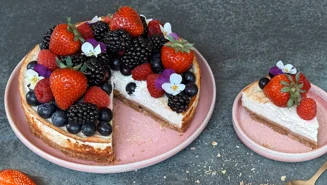 Cottage cheese cheesecake with Skyr and berries
