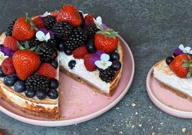 Cheesecake met skyr, cottage cheese en bessen