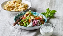 Asparges- og tomatsalat med sprøde hvidløgscroutoner