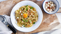 Vegetarisk carbonara med ost, persilja och äggula