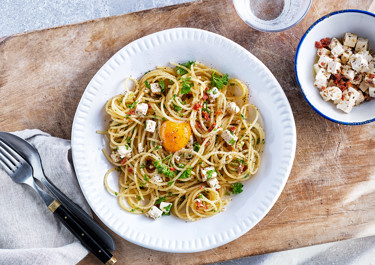 Vegetarisk carbonara med ost, persilja och äggula