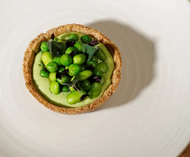 Raikas, vihreä ja samettisen pehmeä – hernepyree tuo kesän lautaselle.