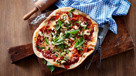 Pizza på grill med hvidløgsmarinerede rejer