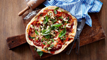 Pizza på grill med hvidløgsmarinerede rejer