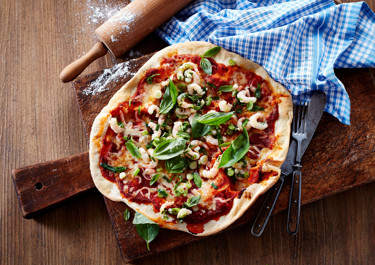 Pizza på grill med hvidløgsmarinerede rejer