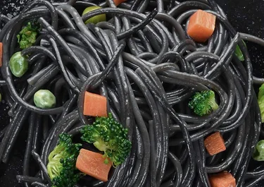 Espaguetis negros con verduras